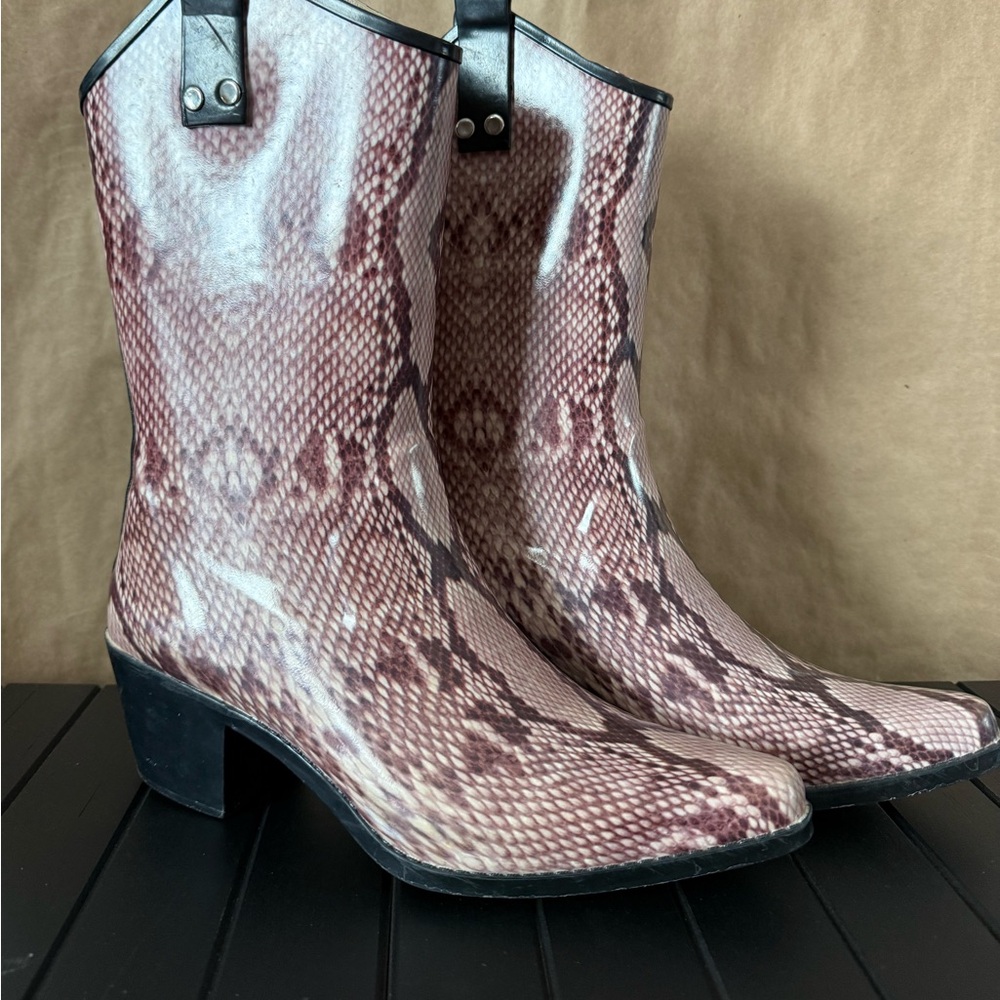 Cowgirl snakeskin look rain boots. Waterproof. Size 8